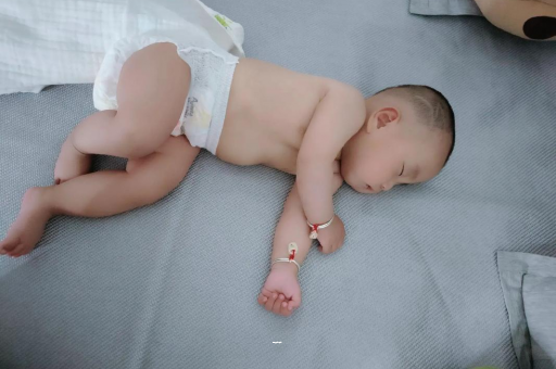 包生男孩正规公司宝宝多大开始游泳